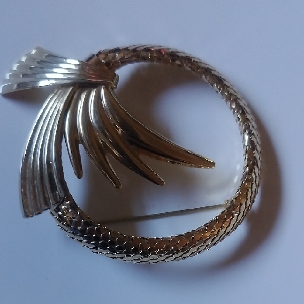60s Vintage Gorgeous Ornate Serpentine Gold Pin Brooch